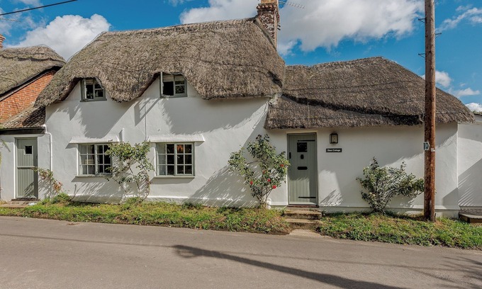 East Woodyates Cottage | 2 bedroom accommodation in Farnham