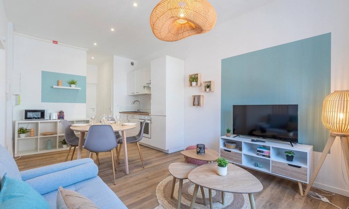 Roubaix Apartment | 2 bedroom apartment near tram, CHR + parking