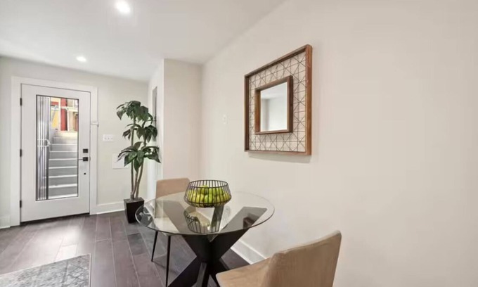Park View Apartment | 2-bedroom apartment in beautiful Washington with WiFi, AC