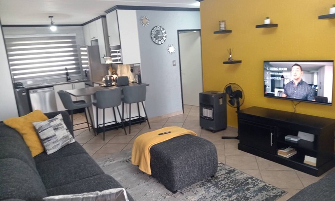 Boksburg Apartment | 2 Bedroom apartment with 2 queen size beds & a cot, 10 minutes from JHB Airport.