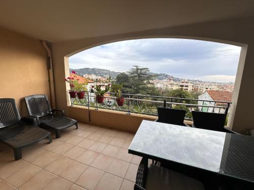 Riou - Petit Juas - Av de Grasse Apartment | 2 bedroom apartment with a pool in the heart of Cannes easy walk to the main beach on La Croisette - 2191