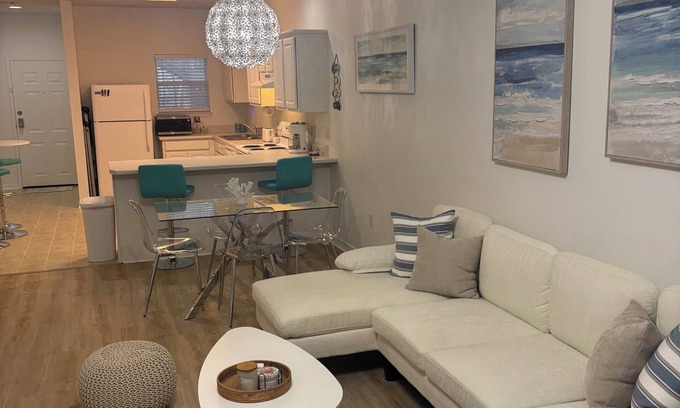 Northeast Pensacola Condo | 2-bedroom beach vibe condo in welcoming Pensacola with AC, WiFi