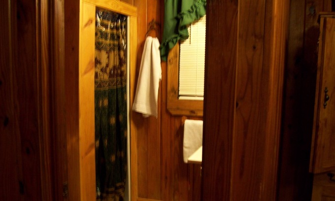 East Dublin Cabin | 2 Bedroom Cabin On Ben Hall Lake. This Cabin Is Right On The Lake.