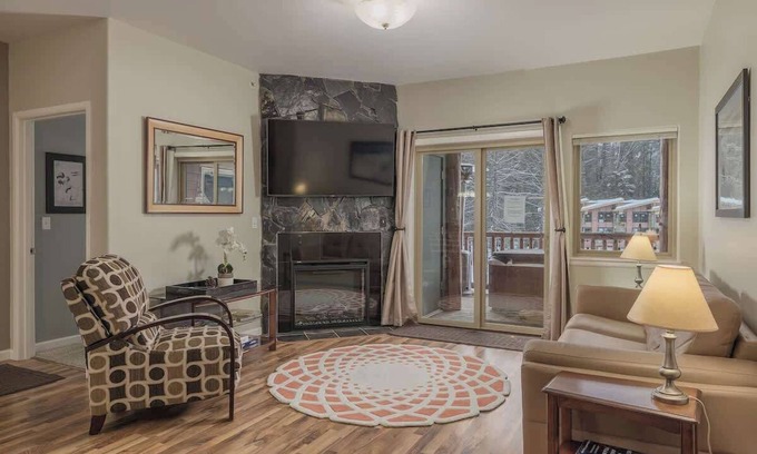 Alyeska Apartment | 2 Bedroom Condo w/Hottub! In the Heart of Girdwood