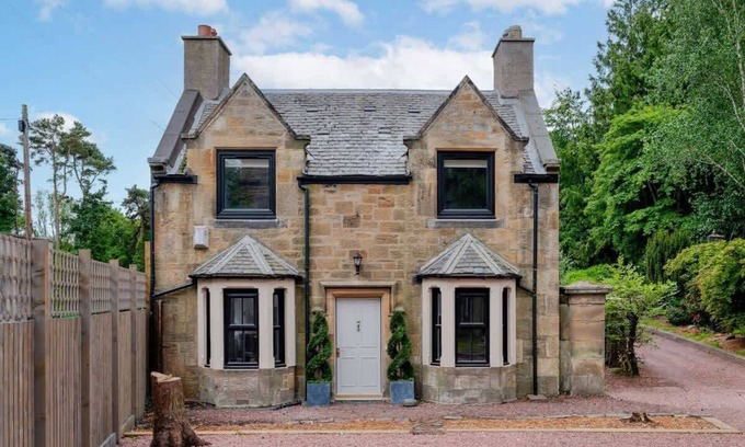 Newbattle House | 2 Bedroom Cottage-Free Parking