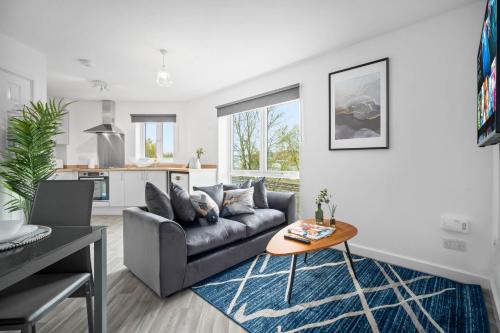 Cradley Heath Apartment | 2 Bedroom Deluxe Apt - Off-Street Parking - Wifi - Netflix - 54C