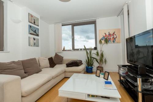 Shadwell Apartment | 2 Bedroom East London Apartment With Lovely Views