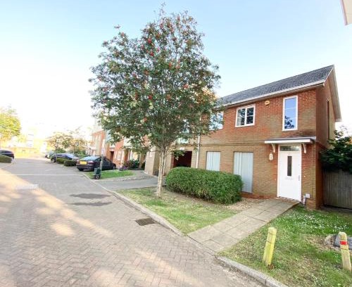 Redhill Apartment | 2 Bedroom Flat near Redhill train station, easy access to Gatwick & London