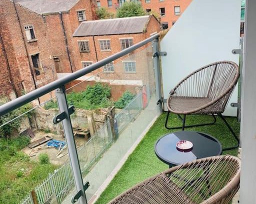 Chinatown Apartment | 2 Bedroom FREE Parking by Concert Square sleeps 8