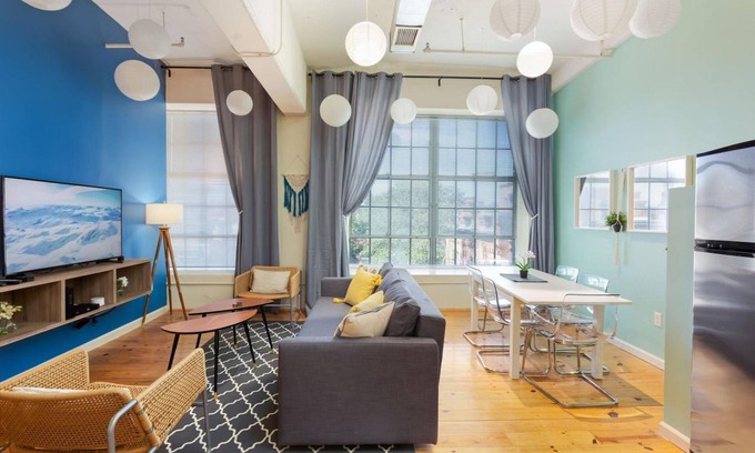 Downtown Apartment | 2 Bedroom Hip Apartment, Apple TV, Fast Wifi