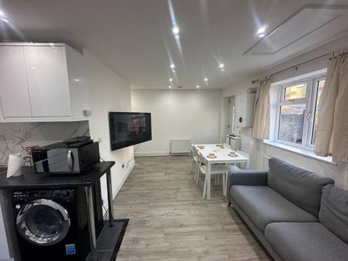 Lewisham House | 2 Bedroom house,BrownhillRd SE6