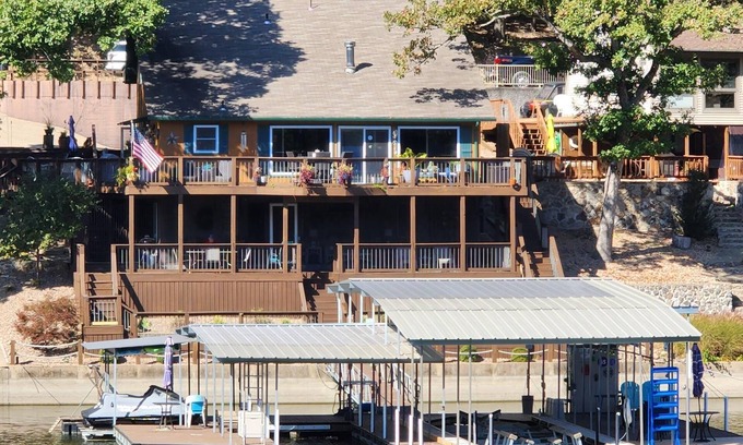 Sunrise Beach House | 2 Bedroom Lakefront In Frankie & Louies Cove!