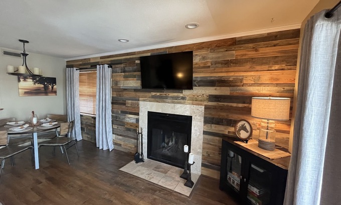 Lake Hamilton Condo | 2 bedroom lakefront Lake Hamilton condo with boat slip, minutes to Oaklawn.