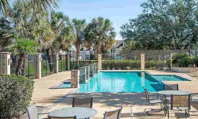 Highlands - Perkins Apartment | 2 Bedroom LSU Townhome|Gated Patio|Hot Tub|Pool