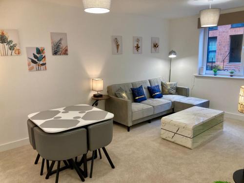 Derby Apartment | 2 Bedroom Luxury Apartment! City Center with Free Parking!
