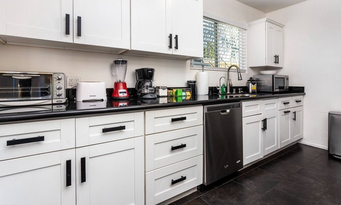 Culver - West Apartment | 2 Bedroom Minutes to Venice Beach large private Yard
