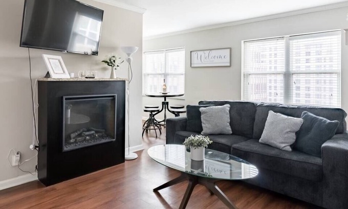 Country Club Plaza Area Apartment | 2 Bedroom Penthouse One Blk to KC Plaza Pool/Gym