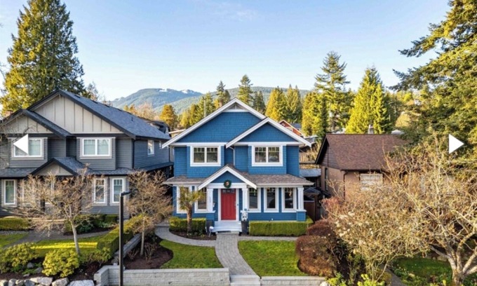 Upper Lonsdale House | 2 bedroom suite walking distance to LONSDALE ave and all the north shore !