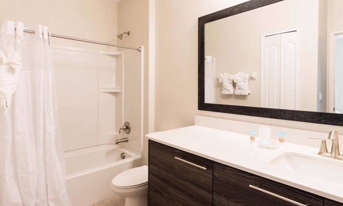 Haines City House | 2 Bedroom Townhome in Balmoral Resort - Water Park, Pool, Game Room, Bar/Grille