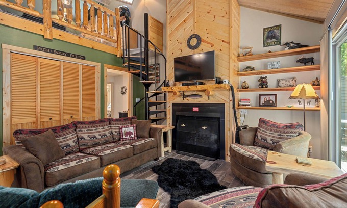 Hill City House | 2 Bedroom with Loft - 1 Bathroom Townhome with easy access to Activities