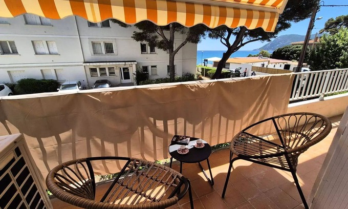 Les Sablettes Apartment | 2 bedrooms, air conditioning, close to the sea