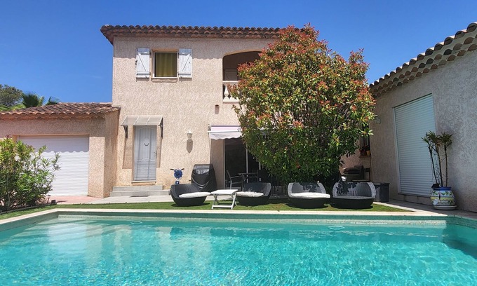 Boulouris-sur-Mer Bed & Breakfast | 2 bedrooms with private bathroom and kitchen in shared villa with swimming pool