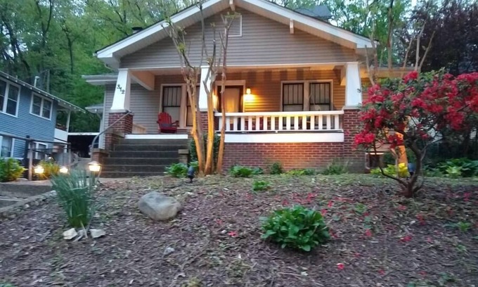 North Chattanooga House | 2 blocks to North Chattanooga revitalized riverfront restaurants and bars.