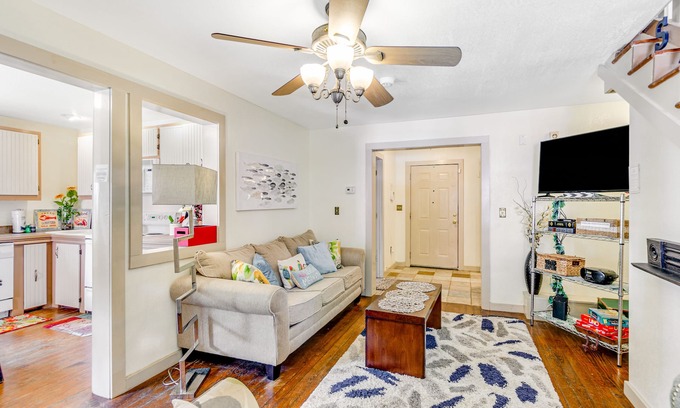 Beach Institute Cottage | 2 BR 2 BA Historic Cottage with free wifi, deck and dogs ok!