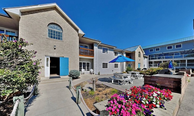 Put-in-Bay Condo | 2 BR 2 BA Pool View Unit in Updated Put-in-Bay Condo - Great for Families! C8