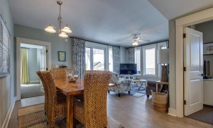 Baytowne Wharf Condo | 2 BR/2 BA With 6 Seater Golf Cart, Village of Baytowne Wharf