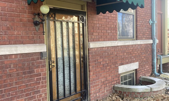 Central Hyde Park Apartment | 2 BR Apt in Historic Mansion, Off-St Parking, Level 2 EV Chrgr, 1 mi to T-Mobile