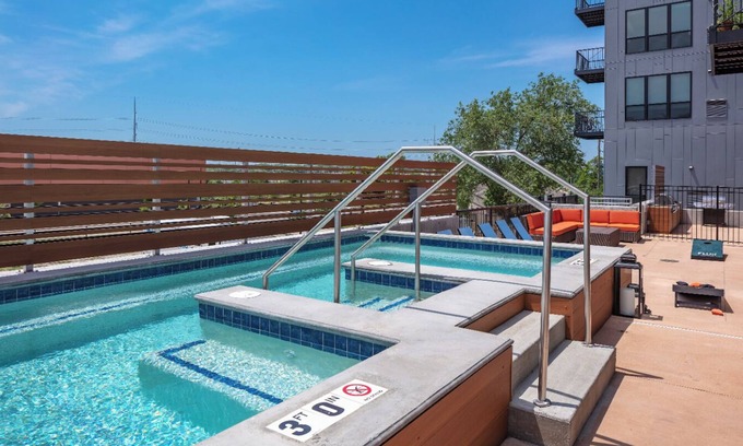Downtown Des Moines Apartment | 2 BR Dwntwn Apt with Hot Tub
