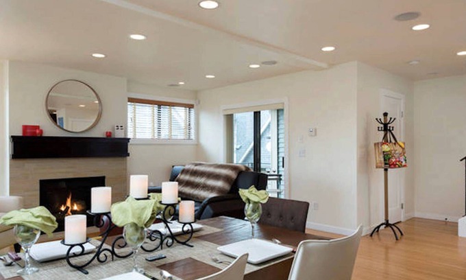 Eastlake House | 2 BR Townhouse Retreat in Bustling East Lake