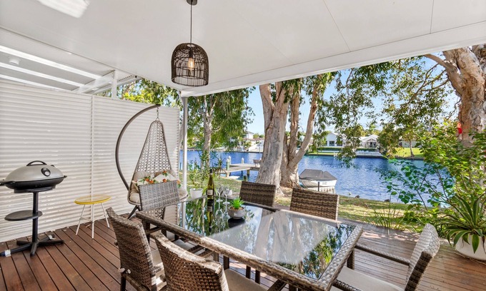 Noosaville Apartment | 2 Brm Waterfront Apartment