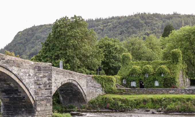 Betws yn Rhos House | 2 CAE MATTW, pet friendly, with open fire in Betws Yn Rhos