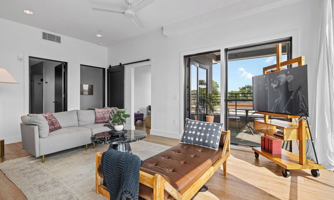 Melrose Condo | 2 Condos-8 Min to Broadway-Balcony-5 King Beds