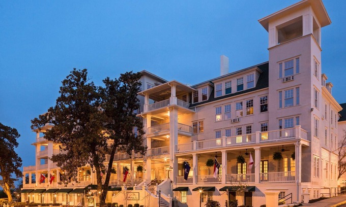 Summerville House | 2 Connecting Suites at a 4⭐️ Hotel