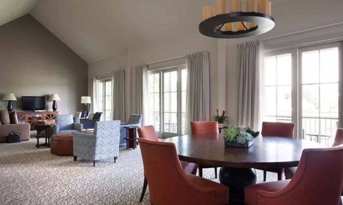 Lost Pines Hotel | 2 Connecting Suites at a 4⭐️ Hotel