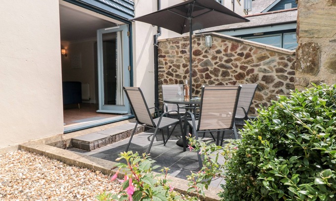 Dartmouth Cottage | 2 DARTMOUTH HOUSE, character holiday cottage in Dartmouth