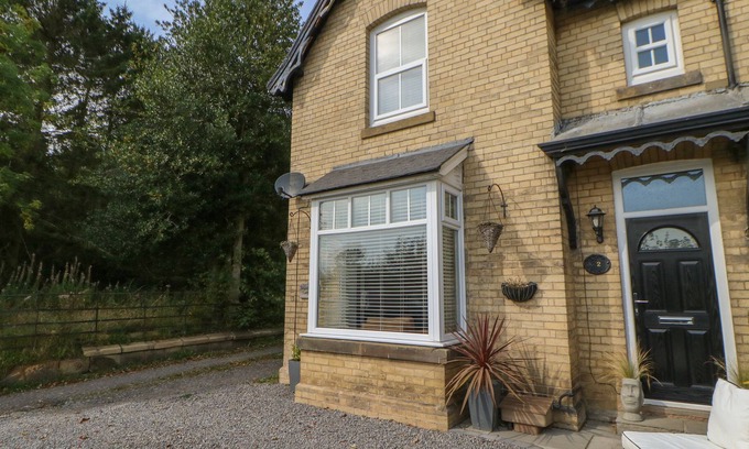 Hutton Rudby Cottage | 2 DRUMRAUCH COTTAGES, pet friendly, with hot tub in Hutton Rudby