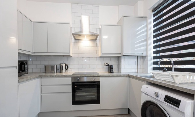 Offerton House | 2 Ensuite Bed Home Near Shops