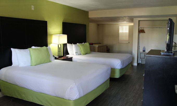 Old Town Hotel | 2 Family-friendly Units w/FREE Breakfast! Explore Maritime Museum of San Diego!
