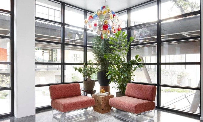 Travis Heights House | 2 Family Rooms w/Seating Area & Balcony | Outdoor Pool & Private Parking