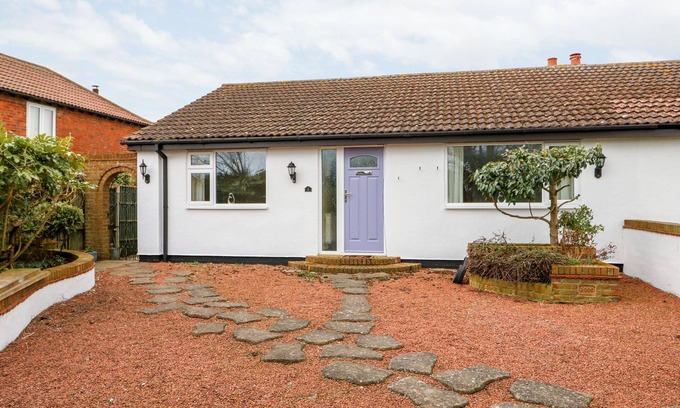 Alford Cottage | 2 FIELDVIEW, pet friendly, country holiday cottage in Sutton-On-Sea