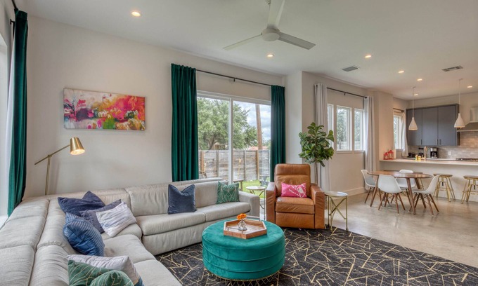 Galindo House | 2 Homes in 1! Centrally located near SoCo