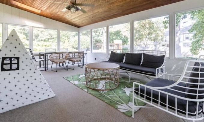 Prairie Village House | 2 KING Beds - Screened Back Porch + Office + Spacious Parking