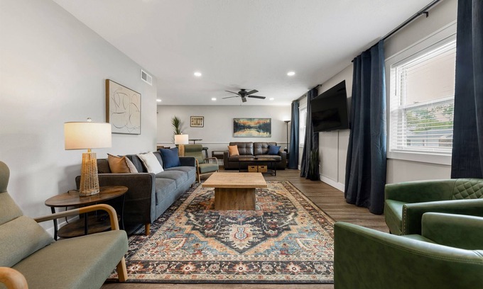 College Station House | 2 King Suites | Gameroom | Pool Table | Group Fun!