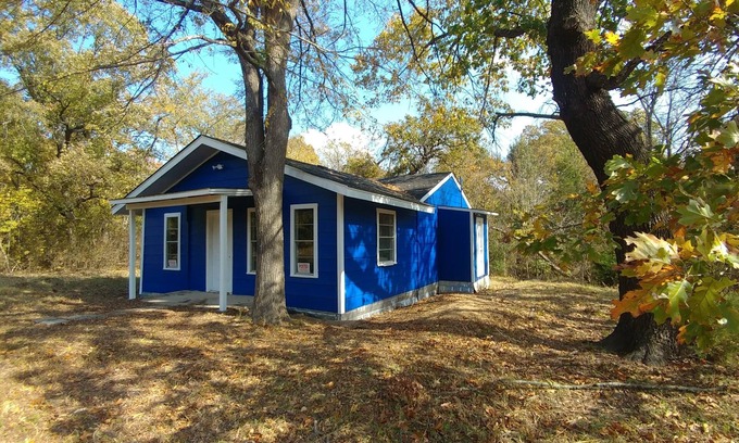 Honey Grove House | 2 Lakes, Fish, Hunt, Kayak, Hike, Equestrian Trails, and Fossil Hunt!