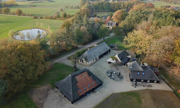 Verspreide huizen Ulvenhout House | 2 luxury accommodations near the forest