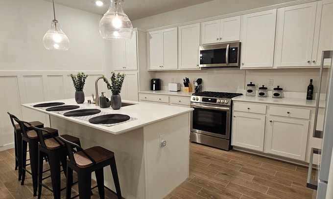 Hanford House | 2 Master Suites/Spacious 5-bedroom house with AC, WiFi in enchanting Hanford